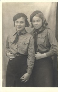 zleva Bibiana Miklíková, Jarka Vrbová vnučka J. Nováka, skauti DTJ, Břeclav, 1937